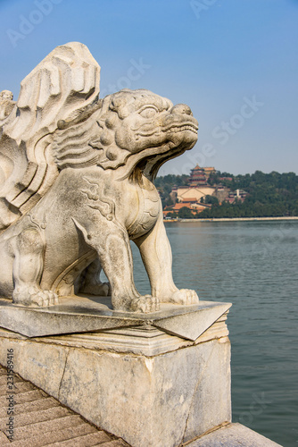 Dragon statue on the 17arch bridge