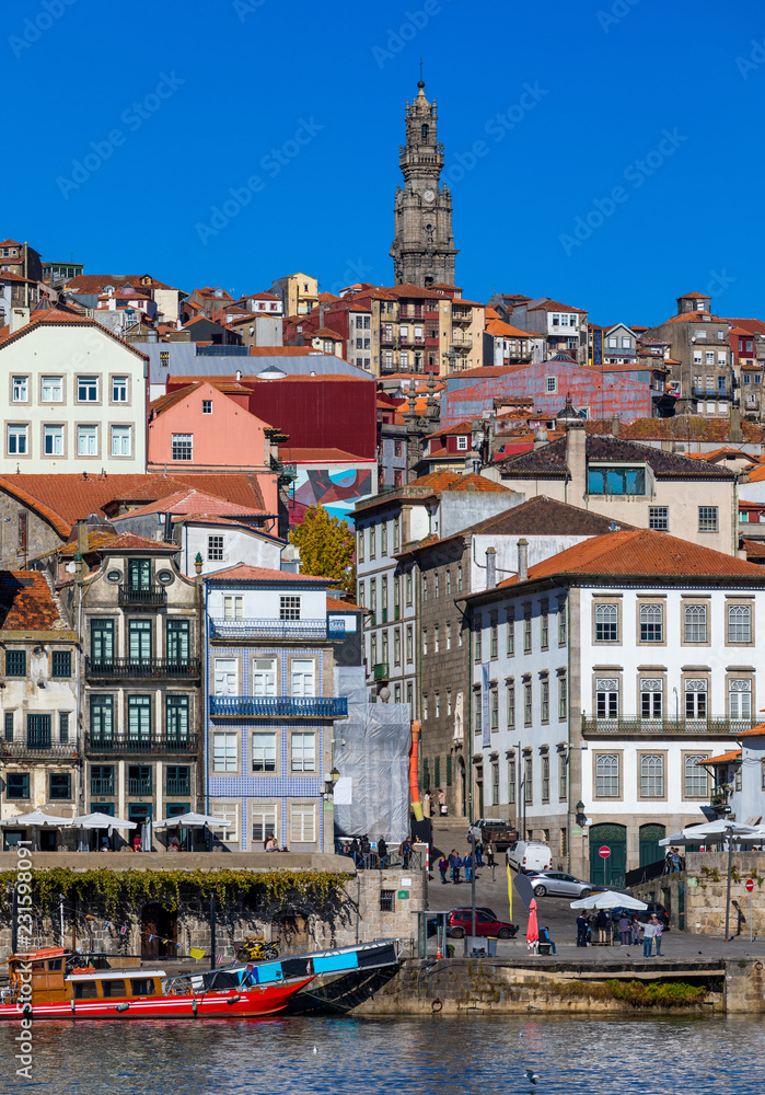 Naklejka premium Scenic view of the Porto Old Town pier architecture over Duoro river in Porto, Portugal