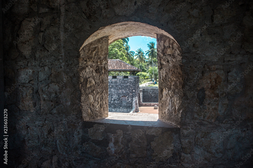 Obraz premium Looking out of the stone window of Castillo de San Felipe, a castle in Rio Dulce, east Guatemala 