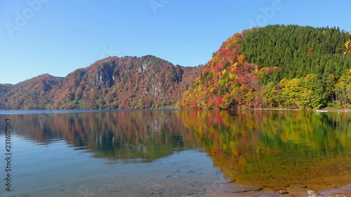 秋の沼沢湖（福島県・金山町）