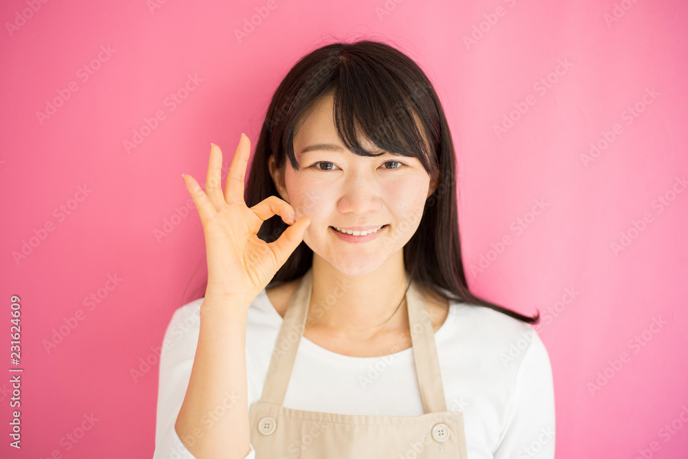 OKの合図をする女性 OKの合図をする女性