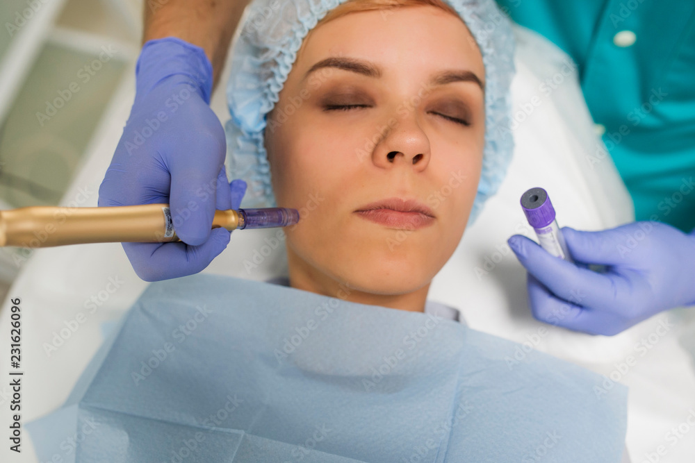 Naklejka premium Closeup of a woman recieving cheek microdermabrasion procedure