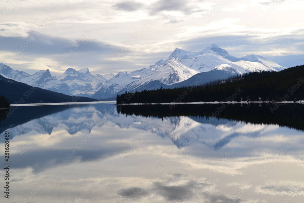 Fototapeta premium Maligne Lake