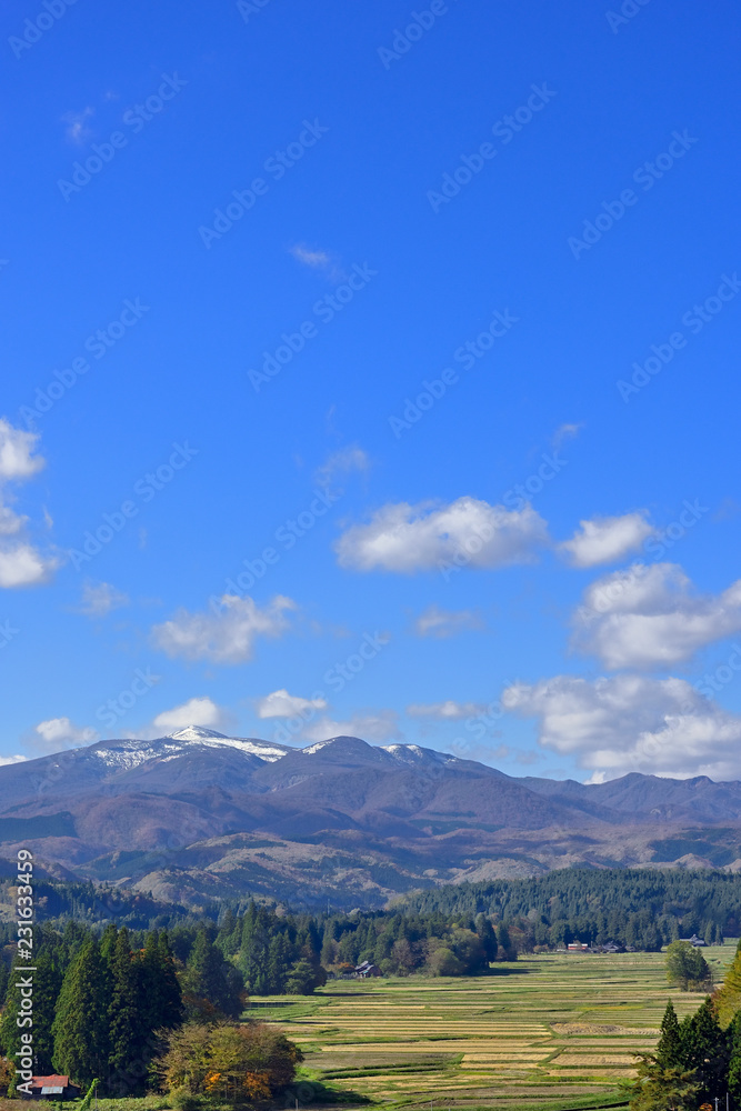 Fototapeta premium 秋 骨寺村荘園遺跡地区と栗駒山 