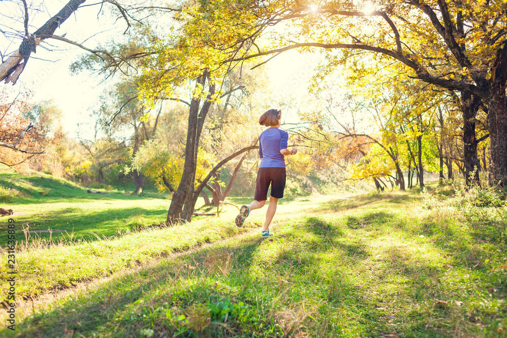 Obraz premium Workout in the autumn park.