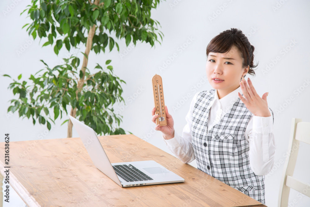 温度計を持つビジネスウーマン