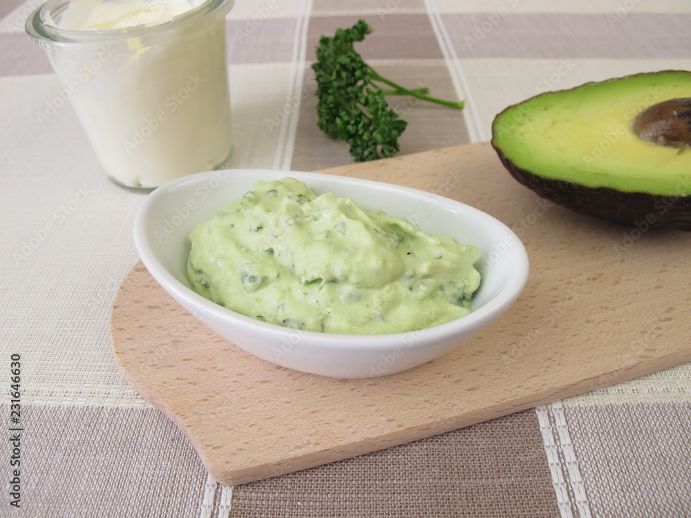 Guacamole mit Avocado, Frischkäse und Petersilie
