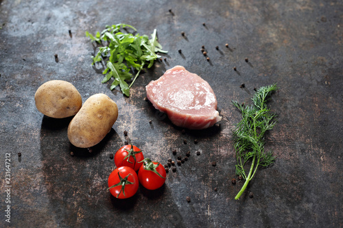  Składniki potrawy. Mięso ,ziemniaki i warzywa , produkty potrzebne do przygotowania dania obiadowego.
