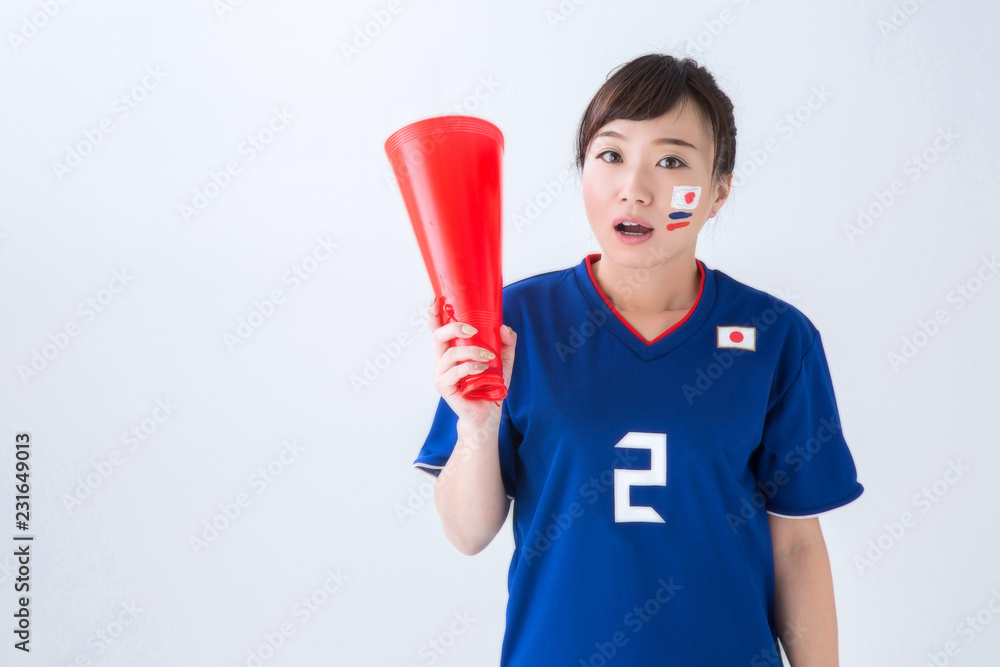 応援する女性サポーター