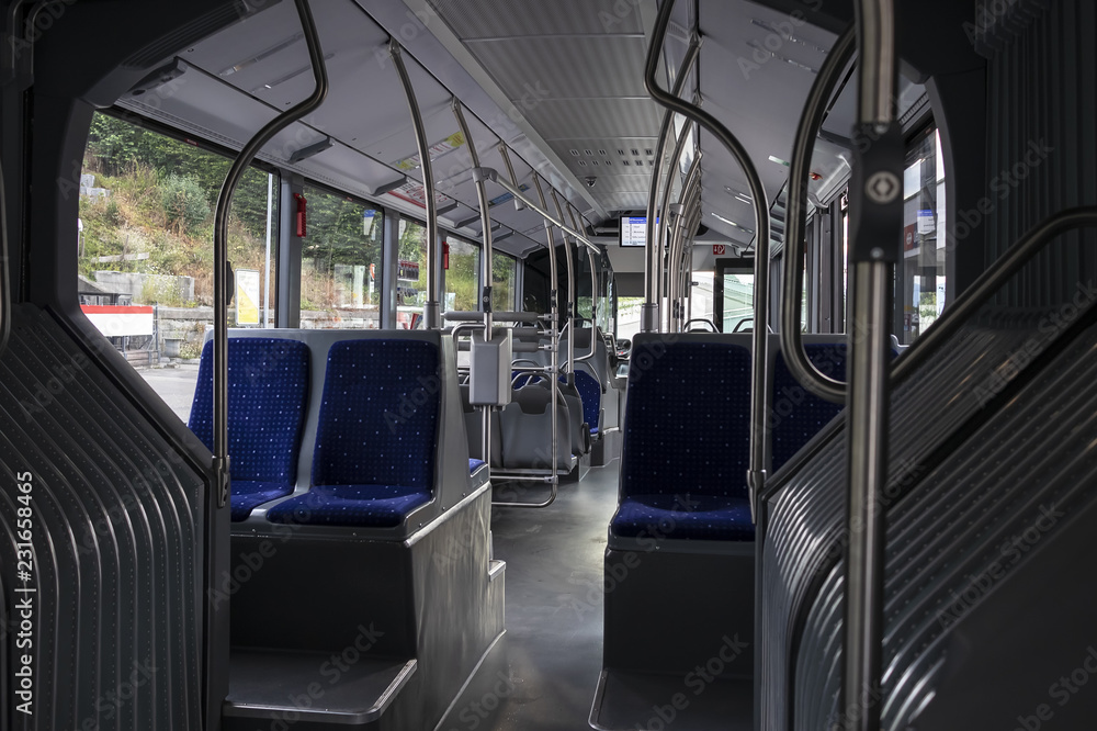 Obraz premium Bus an der Haltestelle