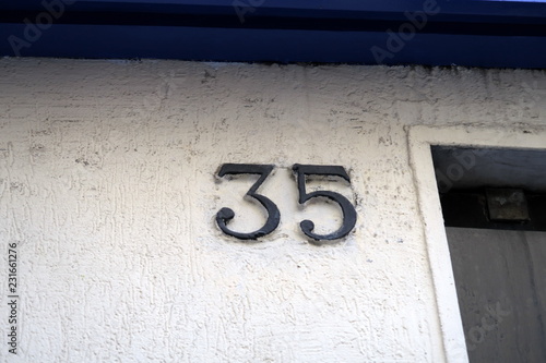 Numéro 35 sur façade blanche