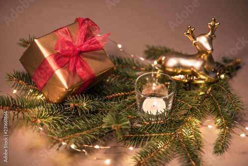 Weichnachtsmotiv mit Packerl und Hirsch