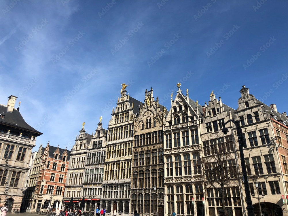 Case della Grote Markt con cielo blu, Anversa, Belgio