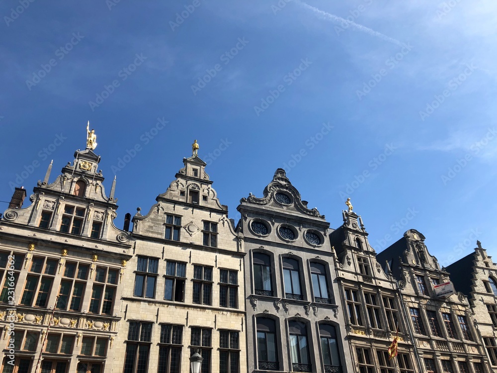 Bellissime case della Grote Markt e cielo blu, Anversa, Belgio