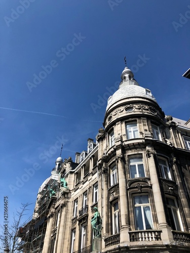 Bellissime case della Grote Markt e cielo blu, Anversa, Belgio photo