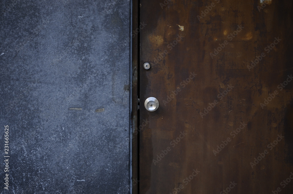 Obraz premium 錆びた扉とコンクリート壁