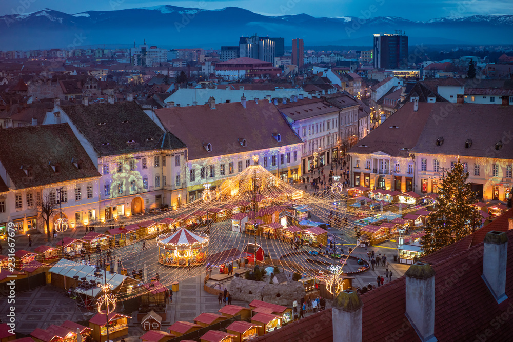 Naklejka premium Sibiu Christmas market aerial view at night