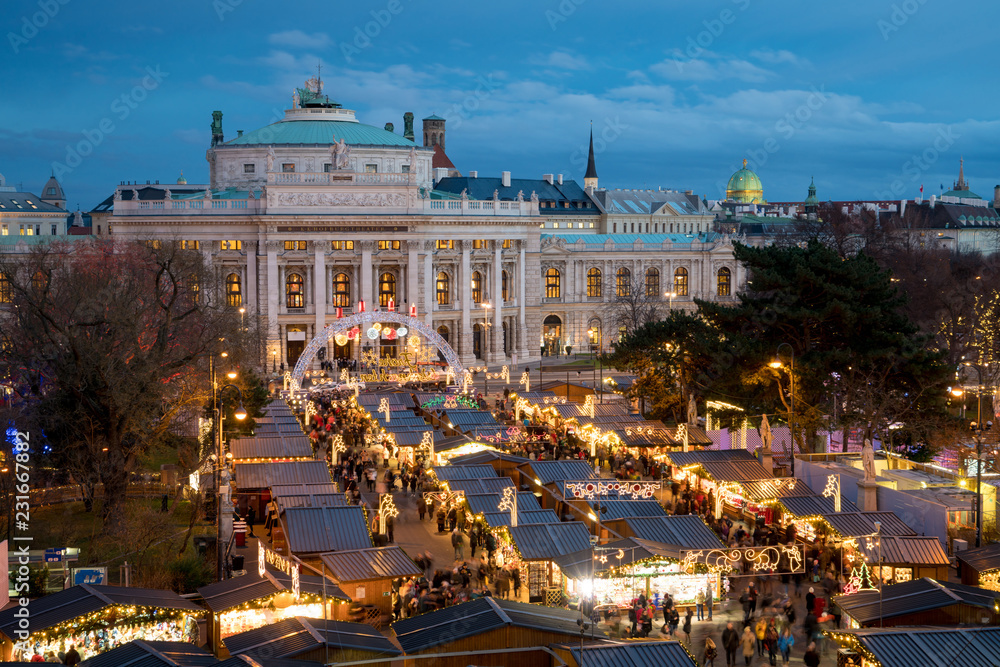Fototapeta premium Jarmark bożonarodzeniowy w Wiedniu w pobliżu Burgtheater