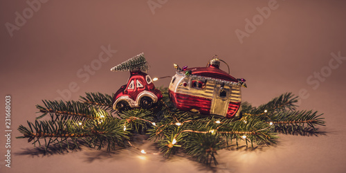 Weihnatsmotiv Auto mit Wohnmobil