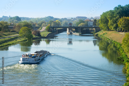 Fototapete Toul, balade le long de la moselle