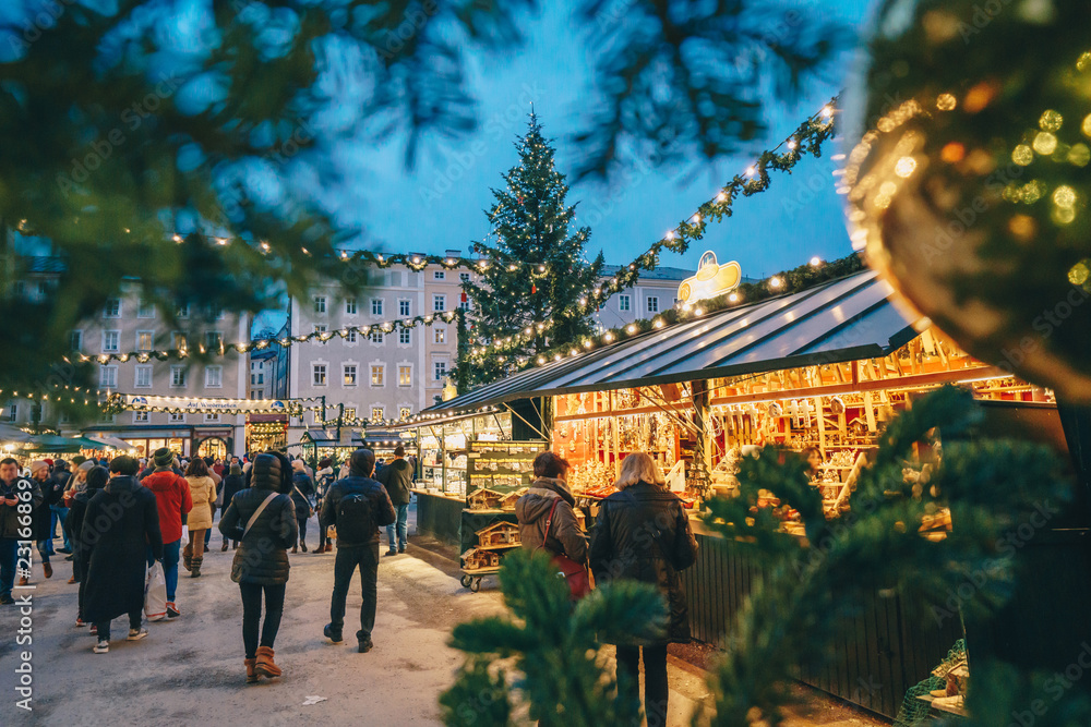 Naklejka premium Salzburg Christmas Market widziany przez gałęzie choinki