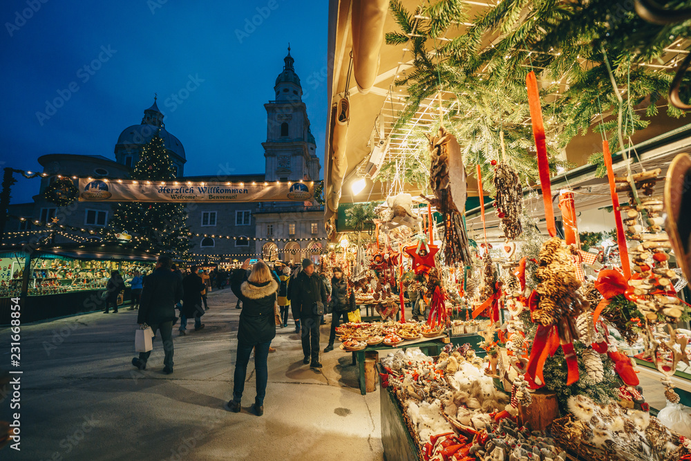 Naklejka premium Targ bożonarodzeniowy w Salzburgu na Residenzplatz w nocy
