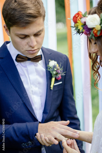 Bride put on wedding ring t...