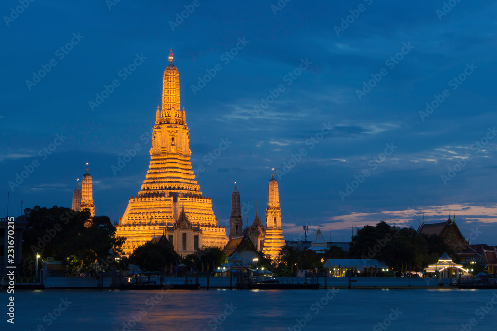 wat arun in bangkok at twilight