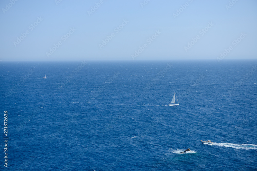 Obraz premium mare e cielo con barche che navigano