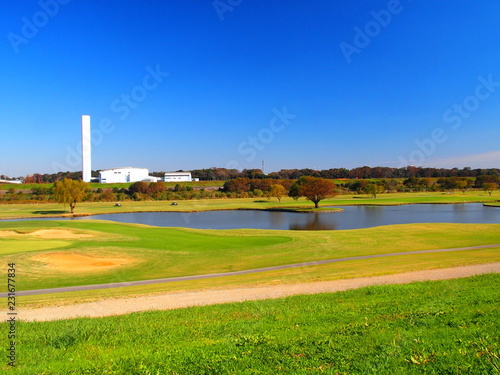 土手から見る河川敷のゴルフ場風景