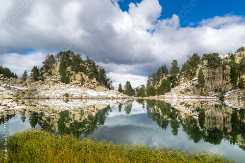 Fototapeta Naklejka Na Ścianę i Meble -  Paisaje nevado en el Parque Nacional de Aiguestortes, Cataluña, España. Lago glaciar que refleja la montaña nevada de alrededor