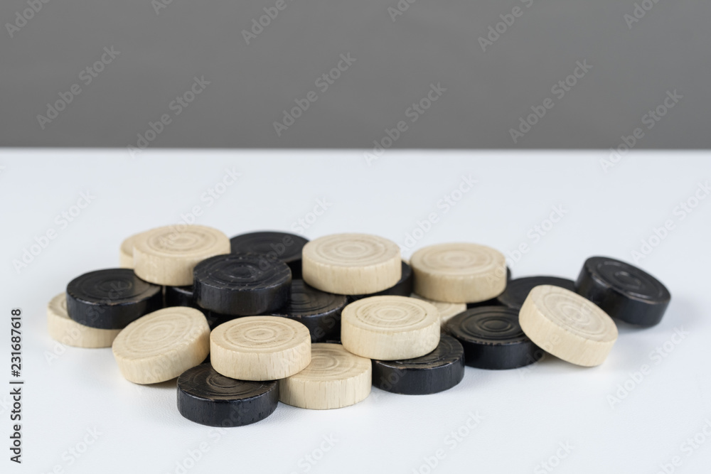 weiße und schwarze Spielsteine / Haufen weiße und schwarze Spielsteine / Haufen