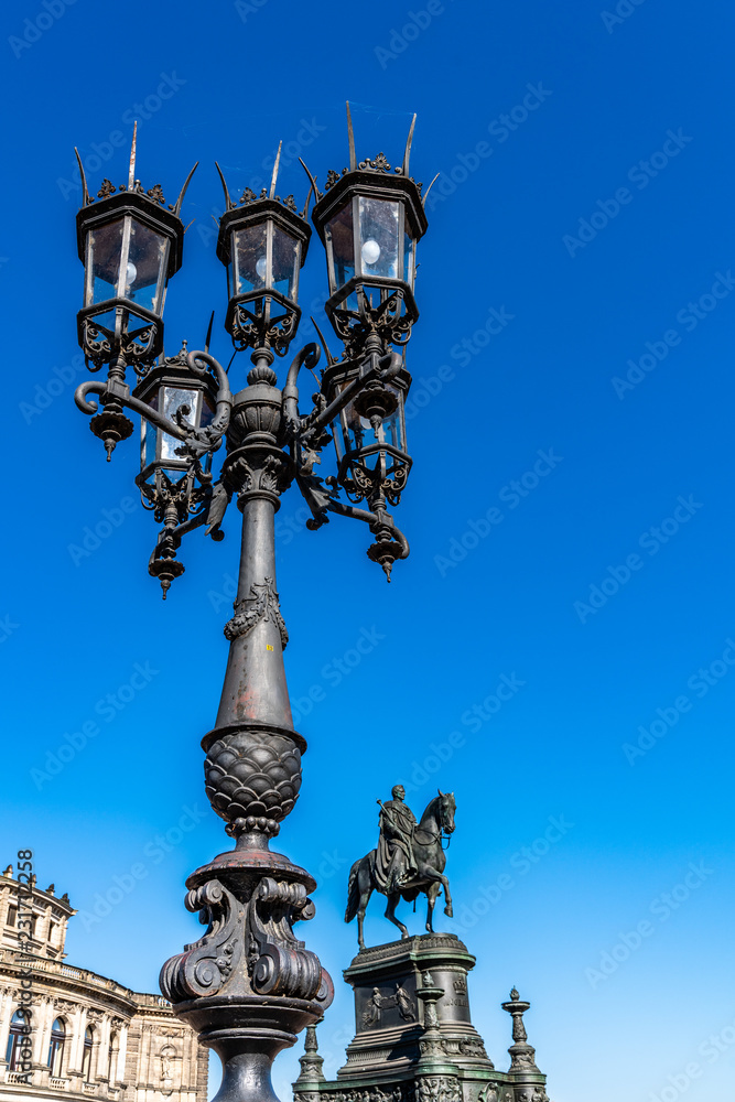 Historische Straßenlaterne an der Semperoper in Dresden mit König-Johann-Denkmal