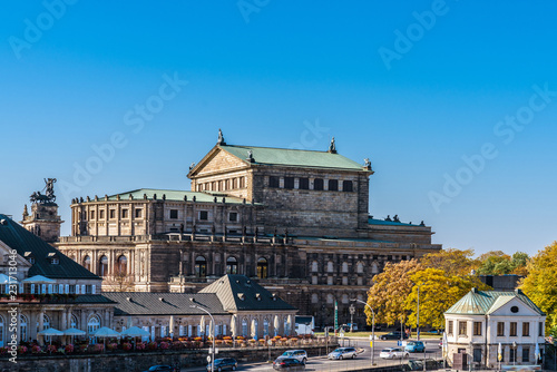 Semperoper in Dresden unter blauem Himmel