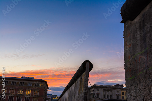 Berliner Mauer mit Gropius Bau bei Abenddämmerung photo