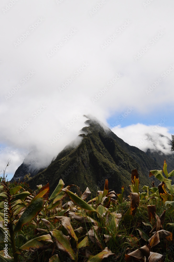 Fototapeta premium Berg in Wolken