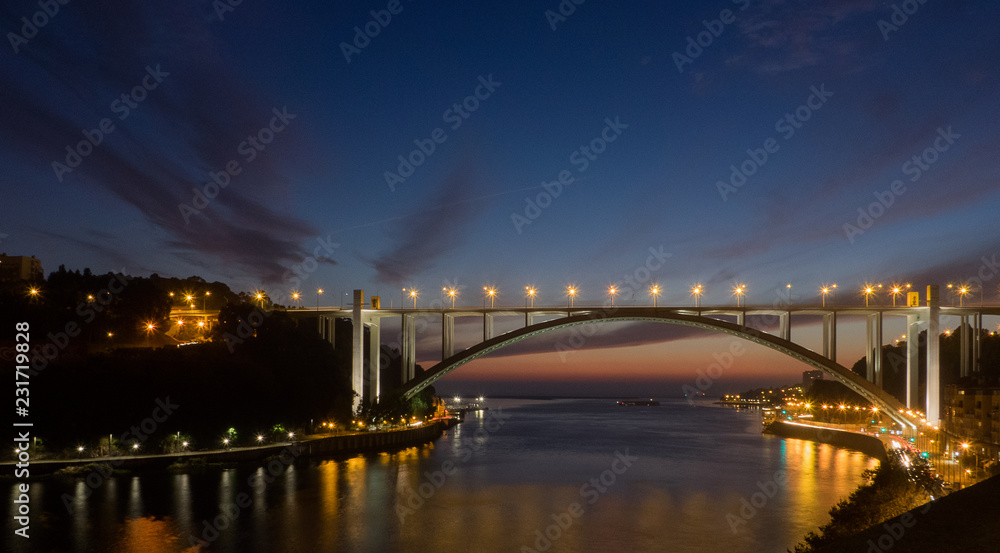Le pont Arabida au coucher du soleil
