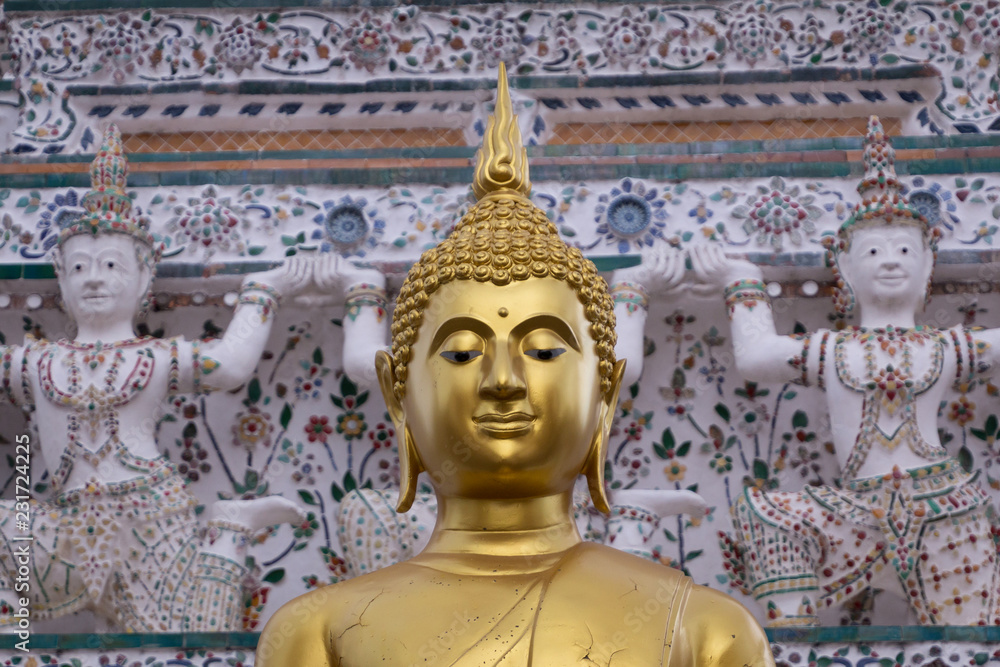 Fototapeta premium Buddha aus Gold vor Tempel