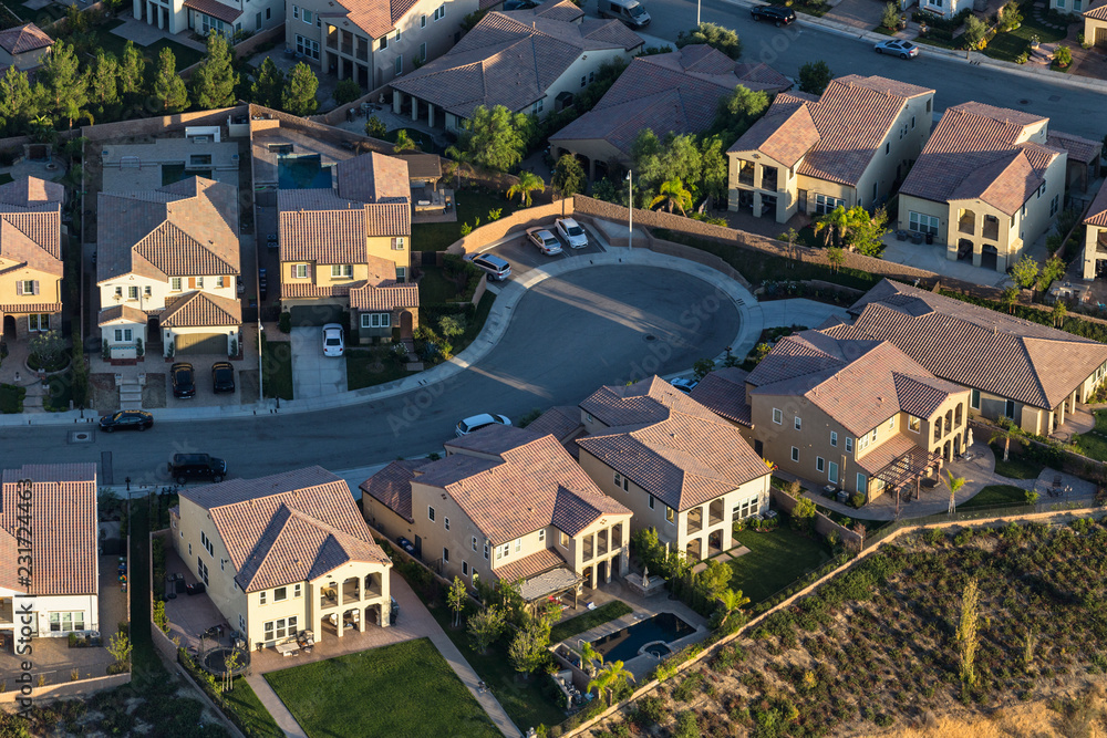 Foto de Aerial late afternoon view of suburban cul de sac street in the