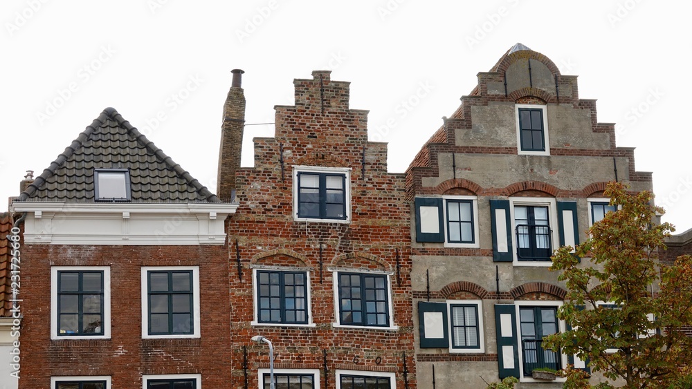 Typische alte holländische Hausfassaden und Dächer