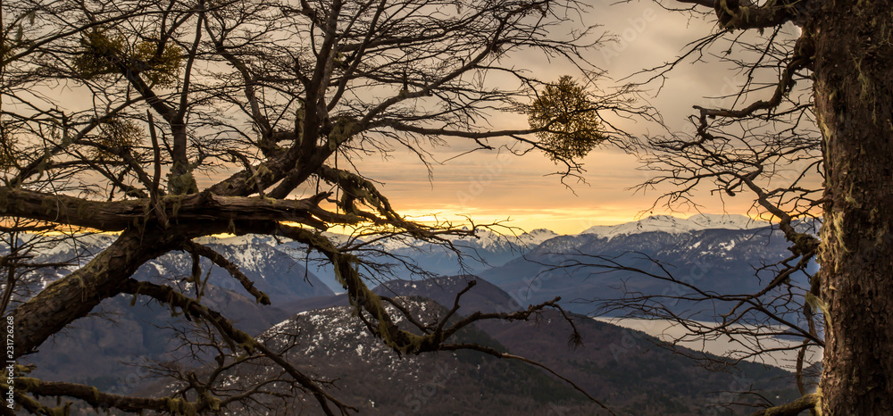 Vista del atardecer desde Chapelco, Lago Lacar, Cordillera de los Andes, San Martin de los Andes, Neuquen, Patagonia Argentina Vista del atardecer desde Chapelco, Lago Lacar, Cordillera de los Andes, San Martin de los Andes, Neuquen, Patagonia Argentina
