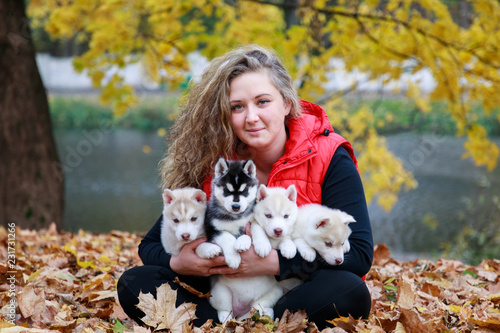 Fototapete Dog breeder with his pets in an autumn park