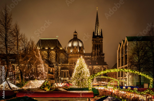 Aachener Dom zur Weihnachtszeit