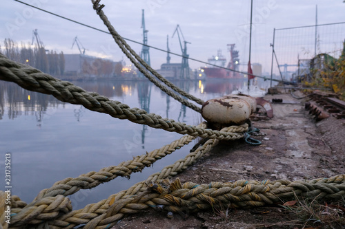 Polska, Gdańsk - tereny stoczniowe o wschodzie słońca, Szlak Stoczni Cesarskiej, widok na dźwigi zza lin cumowniczych