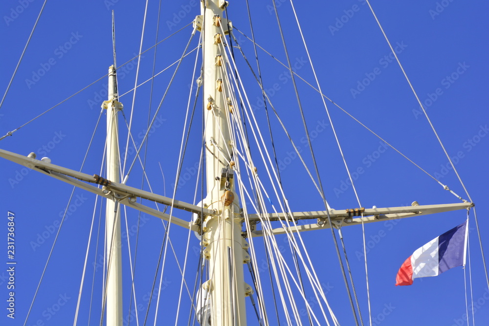 Segelschiff im Yachthafen Côte d’Azur Segelschiff im Yachthafen Côte d’Azur