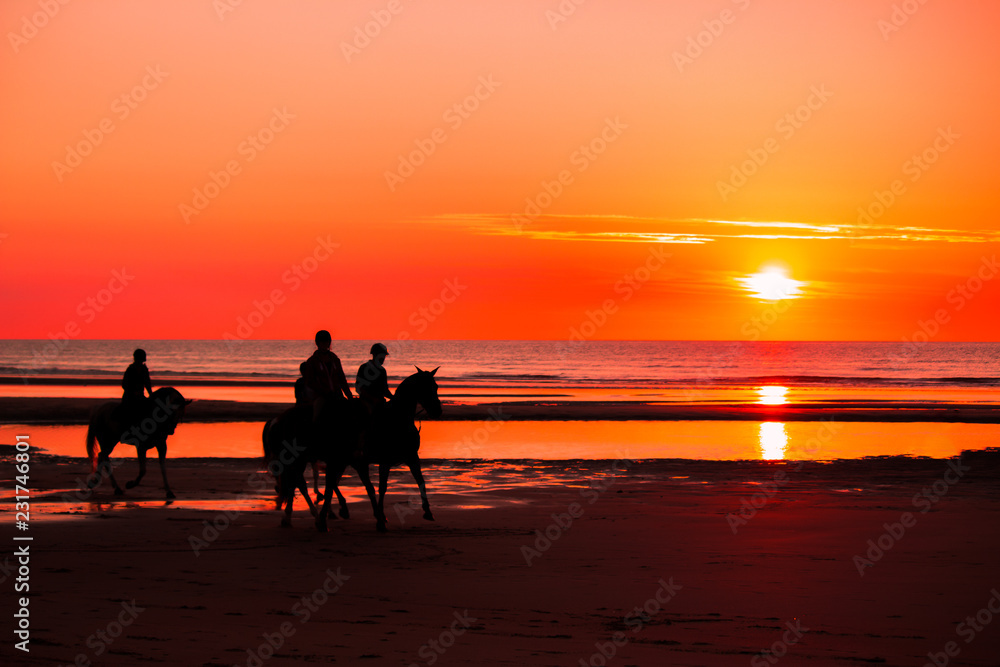 Reiter auf Pferden, im Sonnenuntergang, am Strand, an der Nordsee am Meer