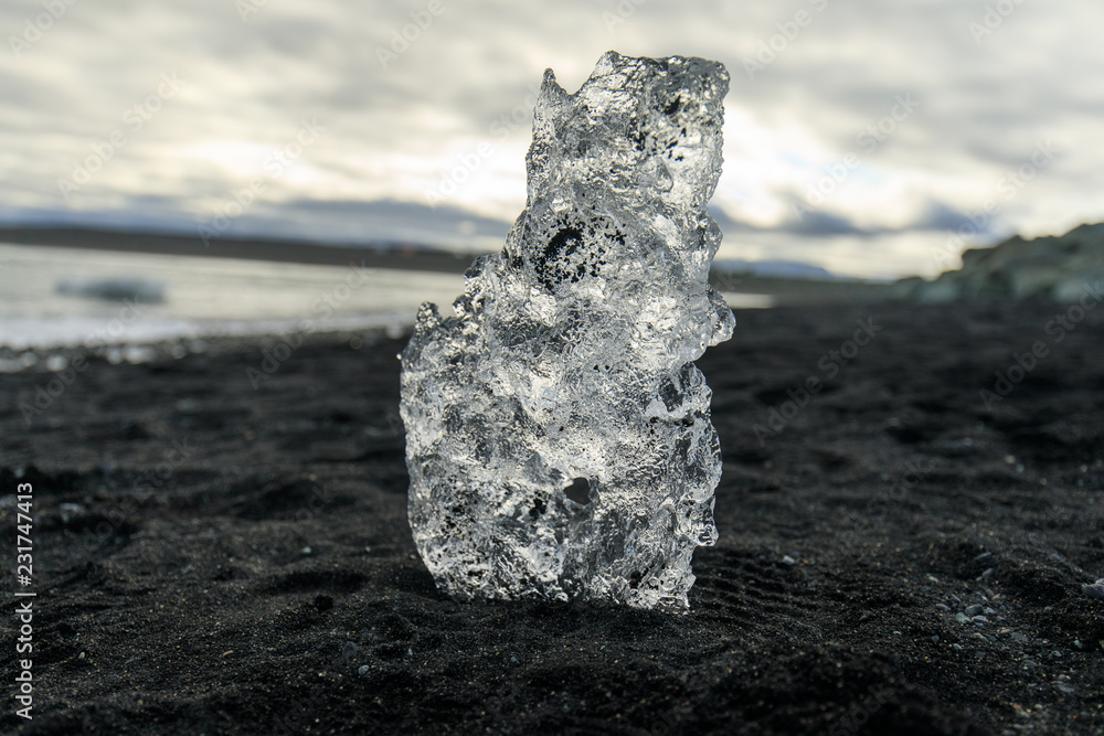 Φωτογραφία Piece of glacier ice on the black volcanic beach nearby the Glacier Lagoon in Ic