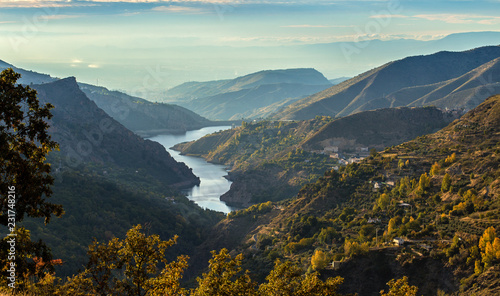 Río entre montañas en Güejar Sierra, Sierra Nevada, Andalucía, España, para fondo de pantalla