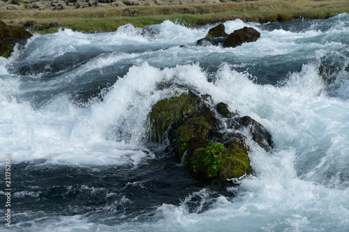Fototapeta Naklejka Na Ścianę i Meble -  Schäumendes Wasser an Stromschnell in Island