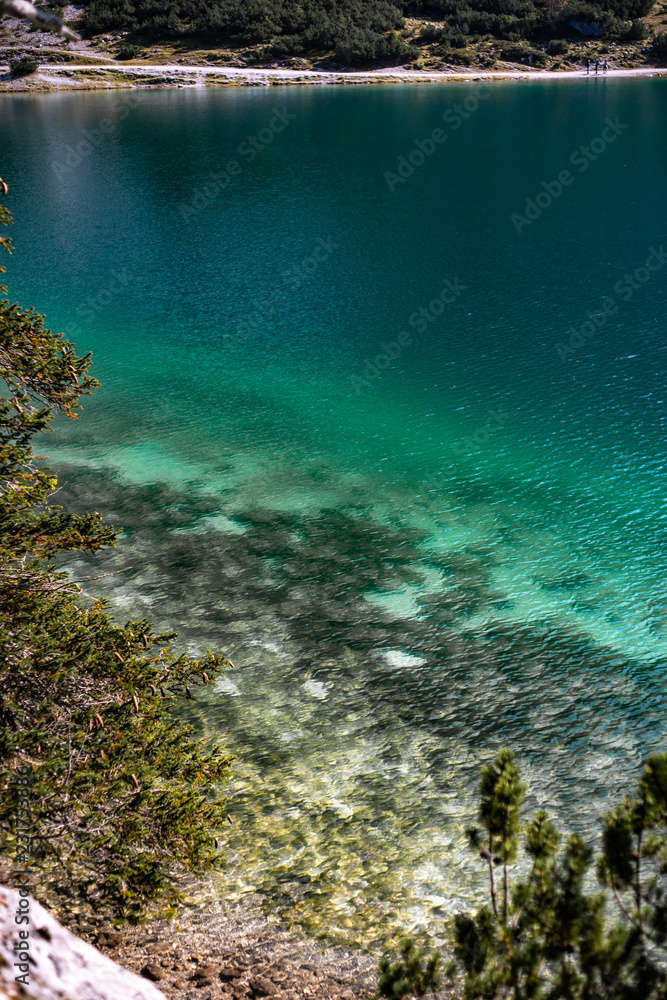 Fototapeta premium Blaues Wasser Sebensee